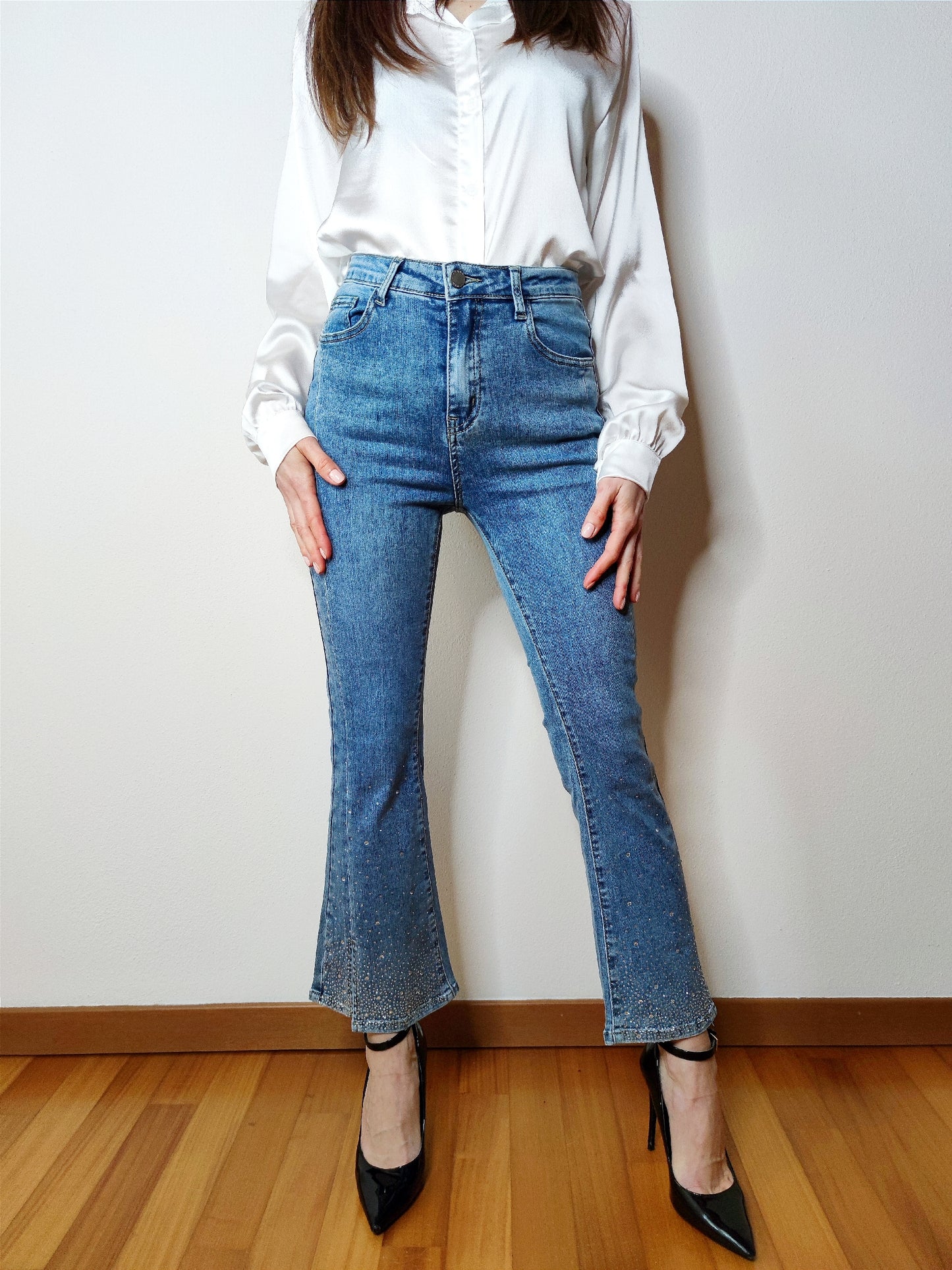 Jeans a zampetta con strass