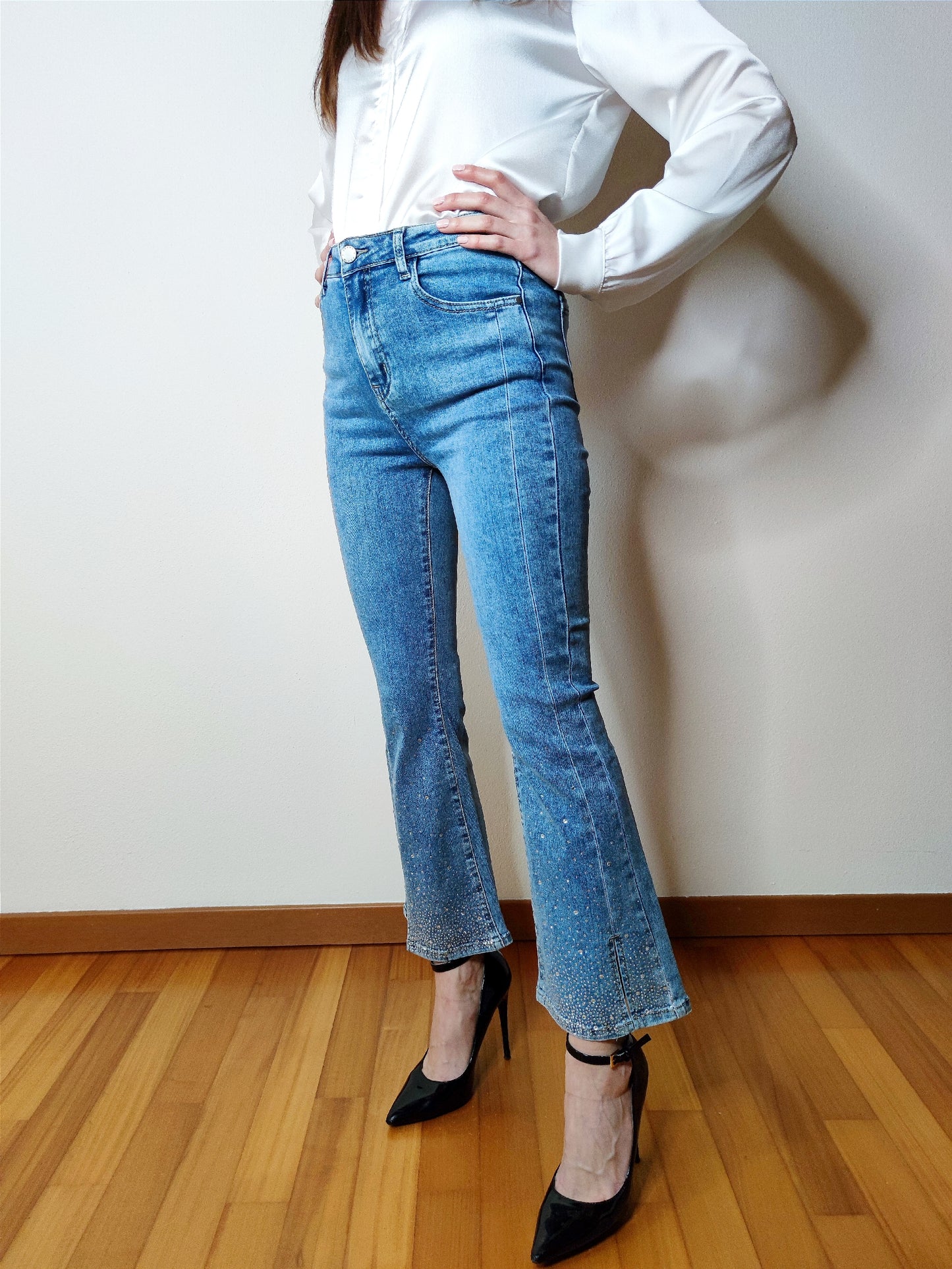 Jeans a zampetta con strass