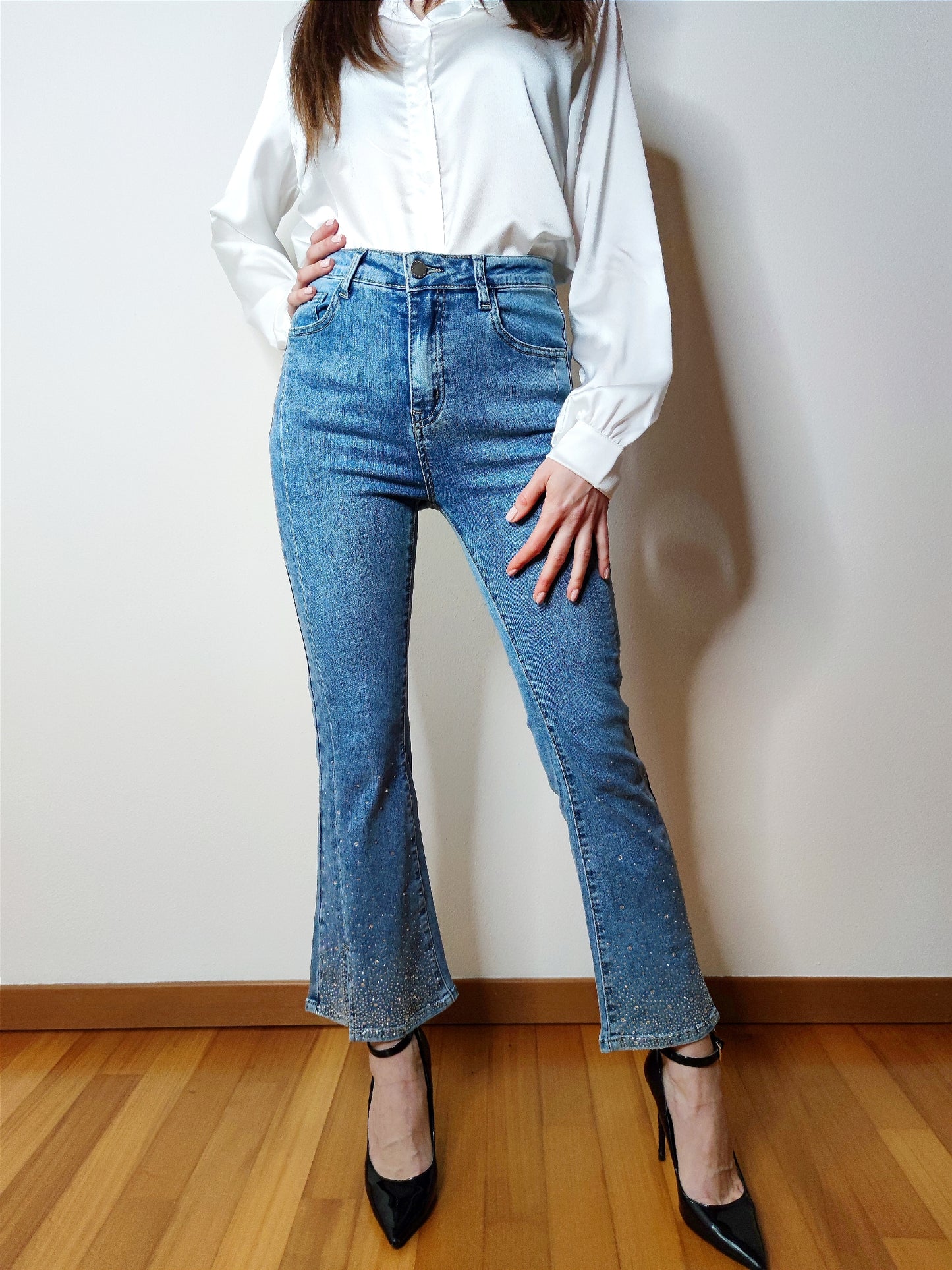 Jeans a zampetta con strass