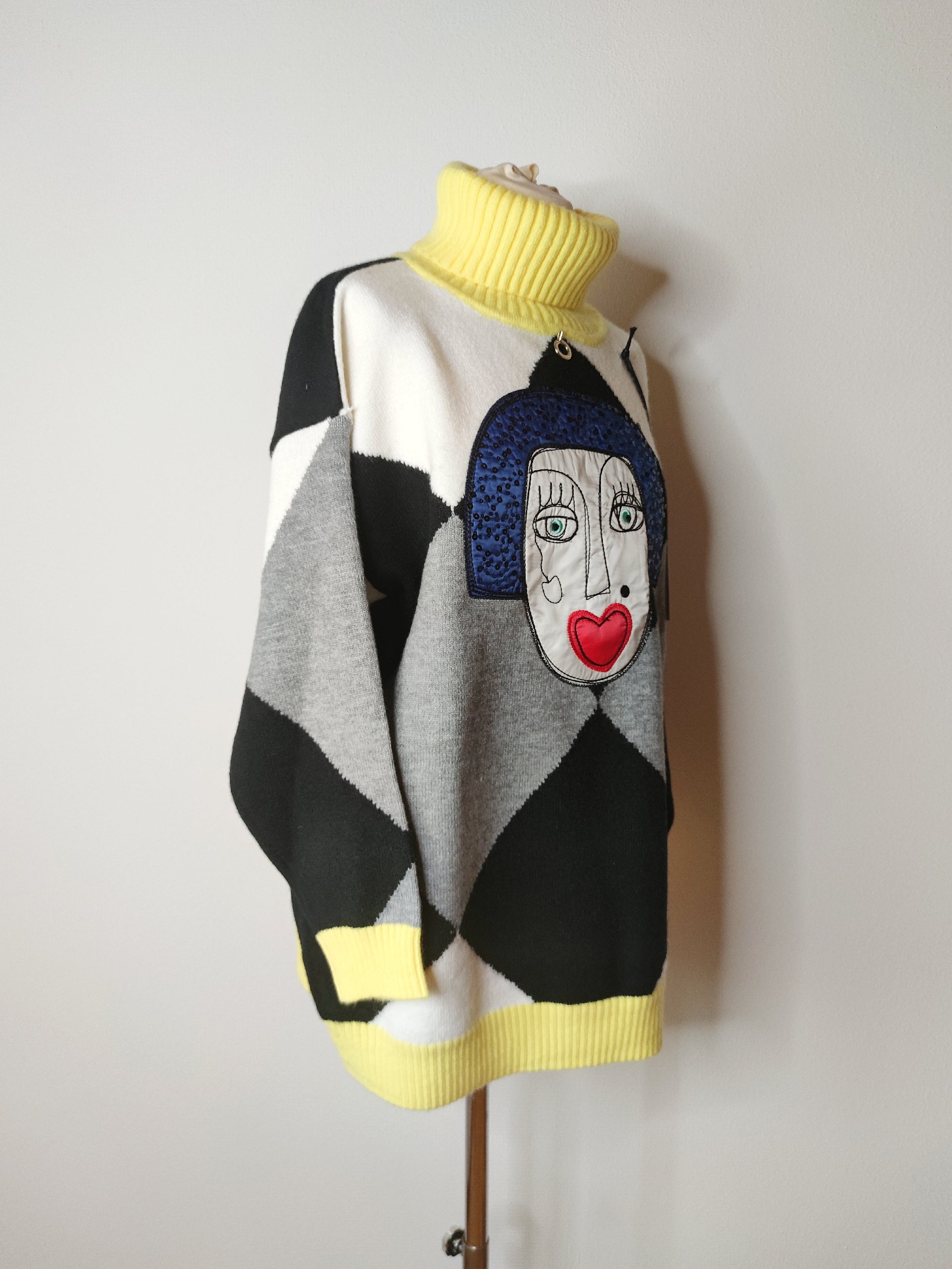 Maglione dolcevita faccia oversize